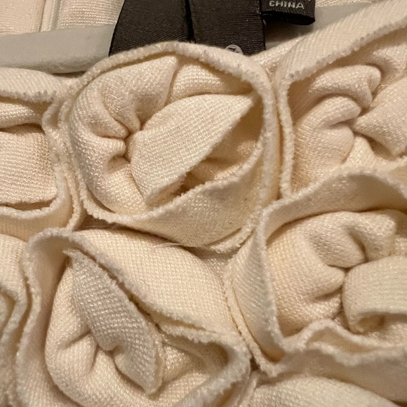 Size 12 Vintage inspired dress. Rose lapel and pockets on each hip. Zipper back - Picture 2 of 5